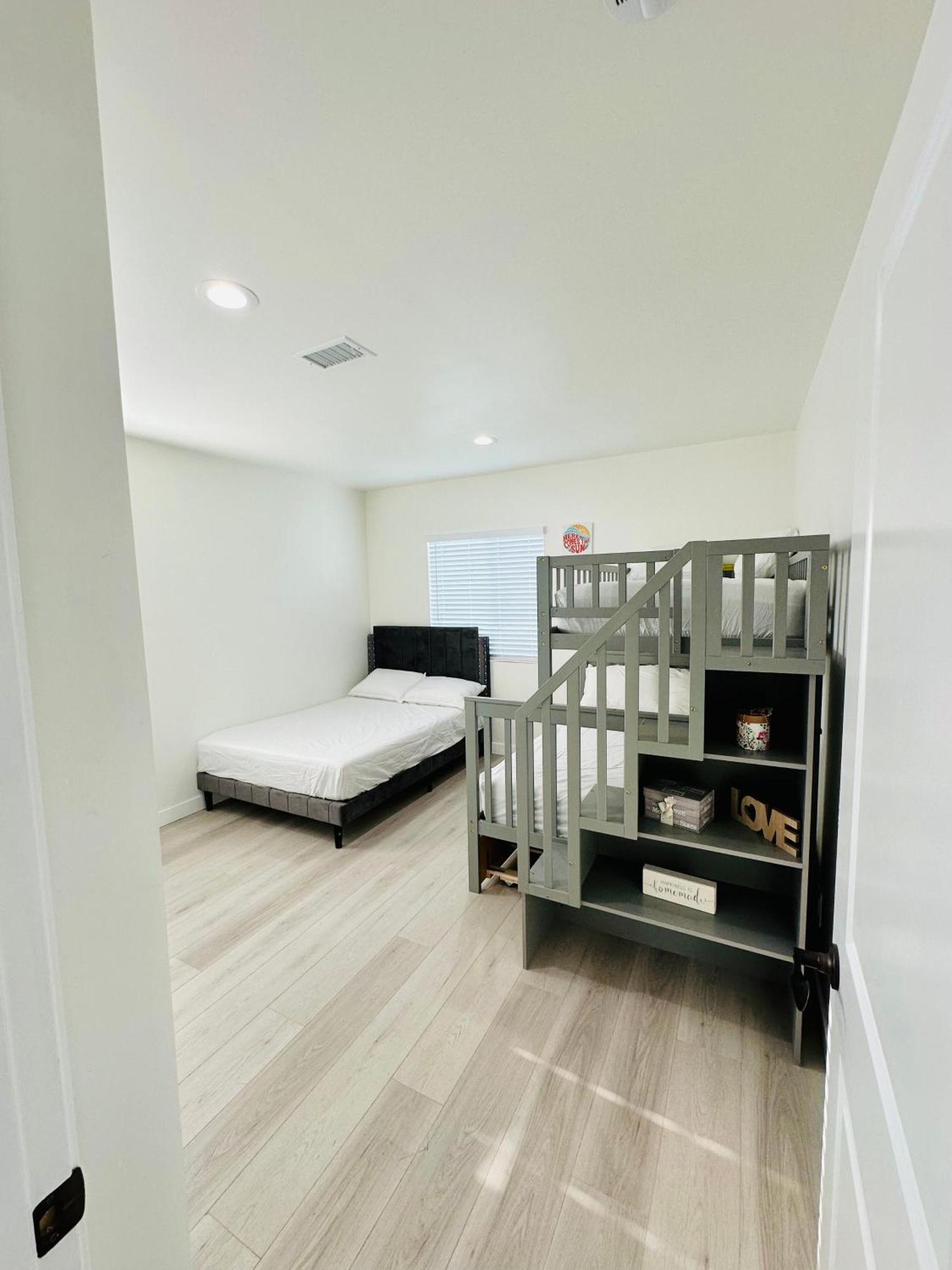 New Spacious House In Anaheim Near Disneyland-Knott In Without Backyard In The Same Lot Of 3 Separate Properties Экстерьер фото
