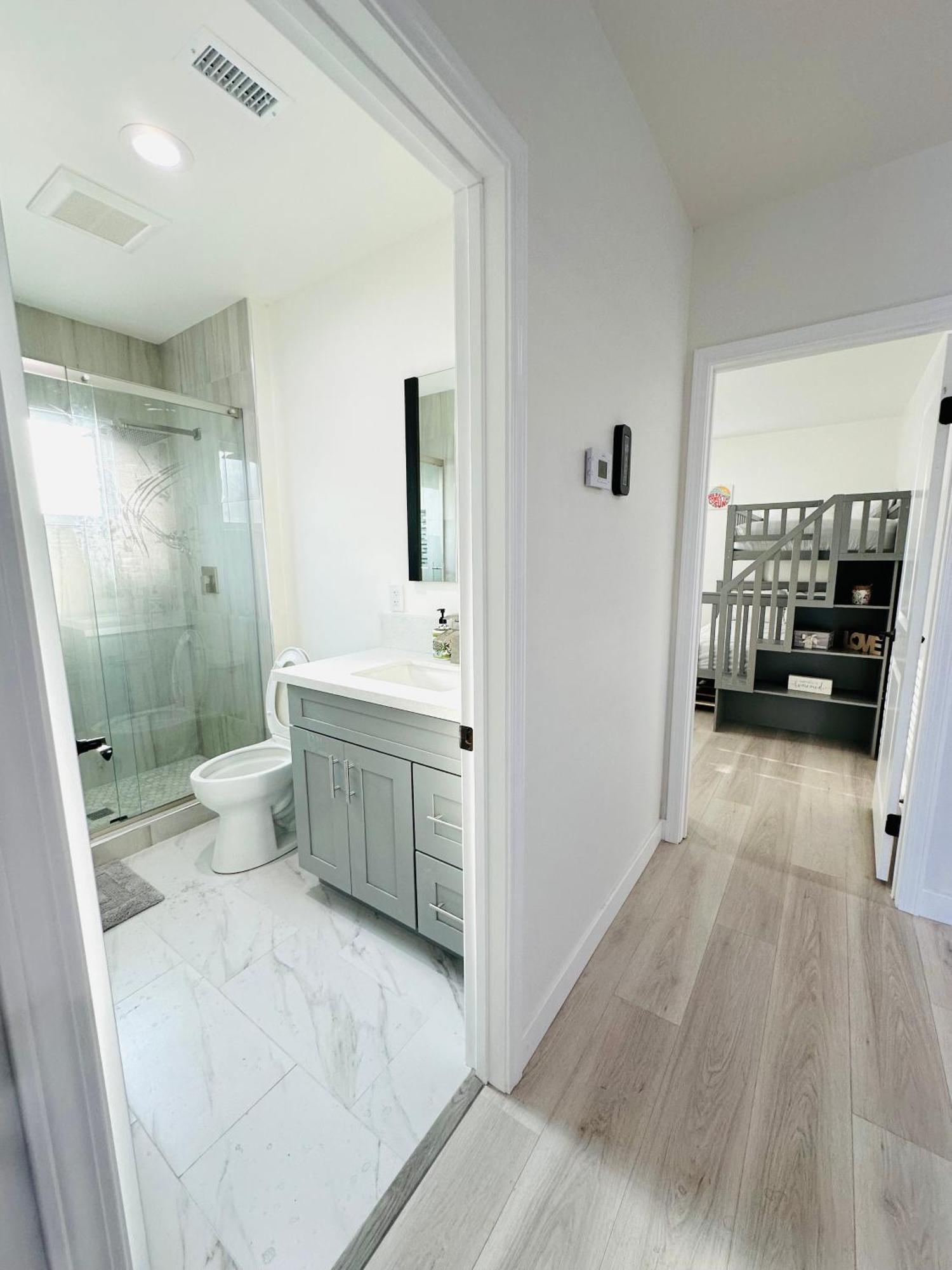 New Spacious House In Anaheim Near Disneyland-Knott In Without Backyard In The Same Lot Of 3 Separate Properties Экстерьер фото