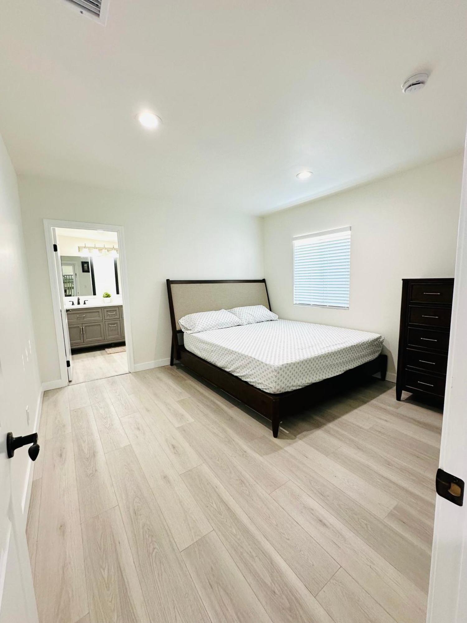 New Spacious House In Anaheim Near Disneyland-Knott In Without Backyard In The Same Lot Of 3 Separate Properties Экстерьер фото