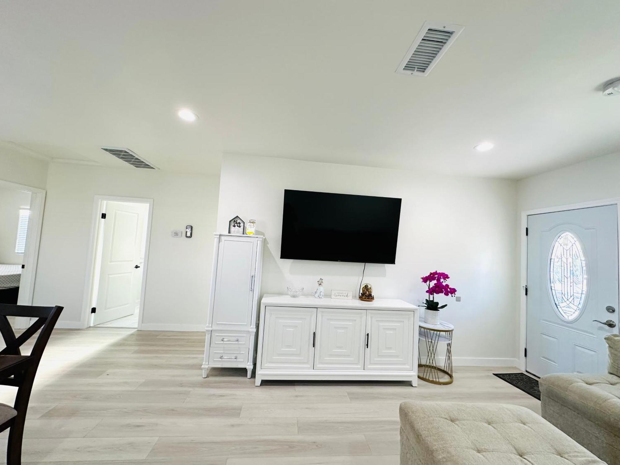 New Spacious House In Anaheim Near Disneyland-Knott In Without Backyard In The Same Lot Of 3 Separate Properties Экстерьер фото