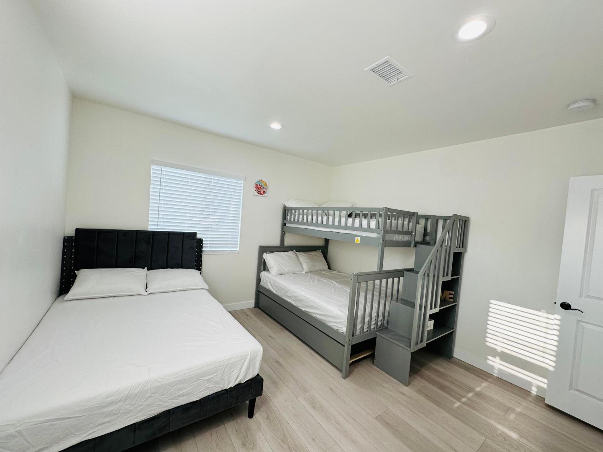 New Spacious House In Anaheim Near Disneyland-Knott In Without Backyard In The Same Lot Of 3 Separate Properties Экстерьер фото