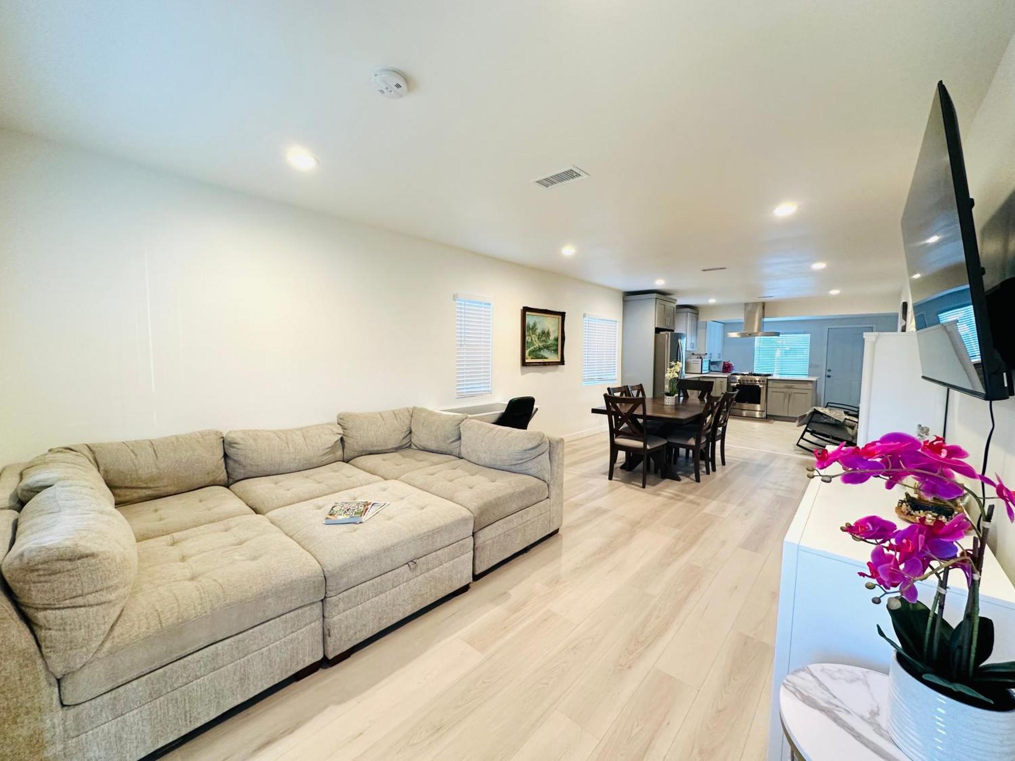 New Spacious House In Anaheim Near Disneyland-Knott In Without Backyard In The Same Lot Of 3 Separate Properties Экстерьер фото